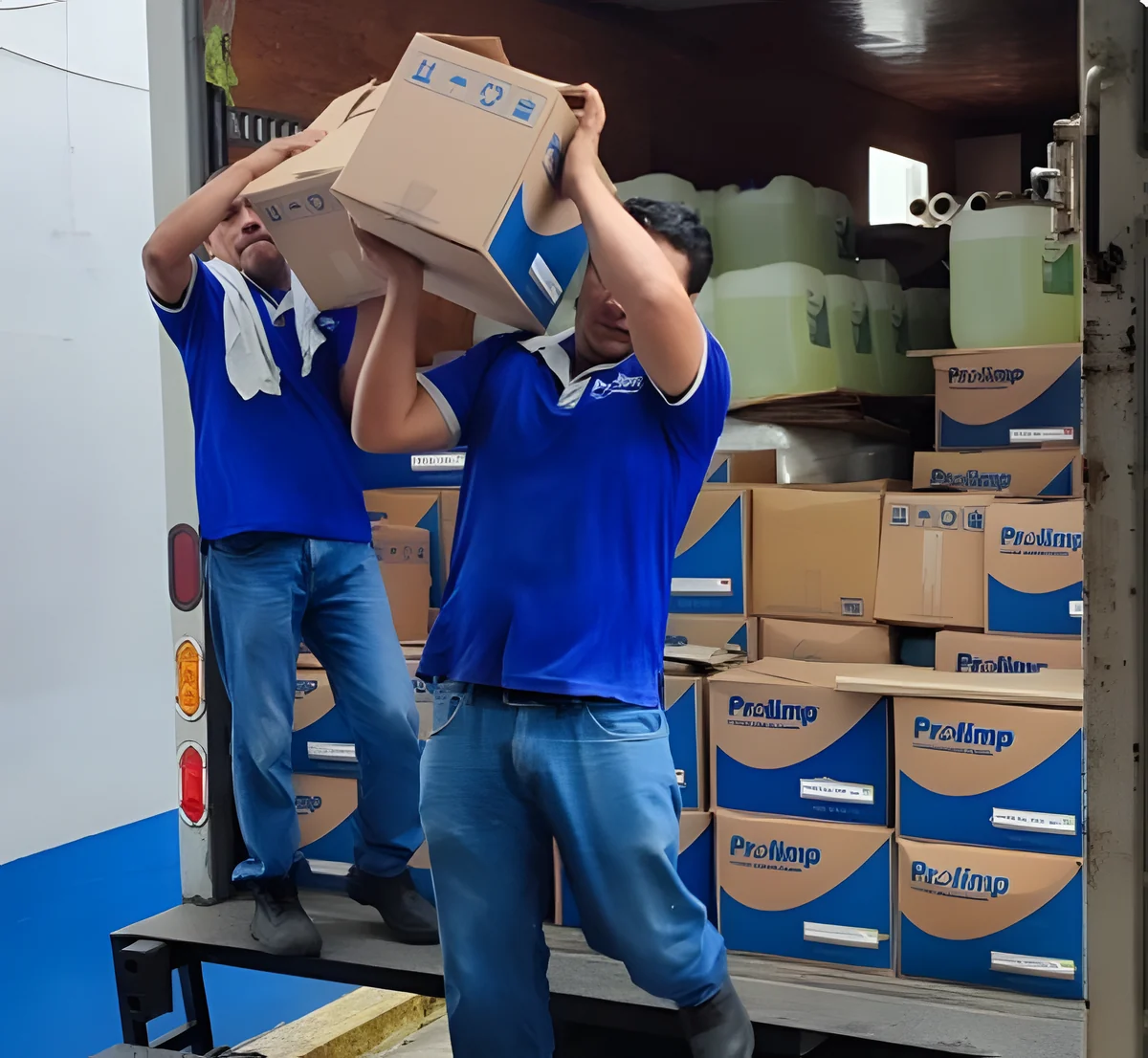 Personal de Prolimp cargando cajas en el camión de reparto